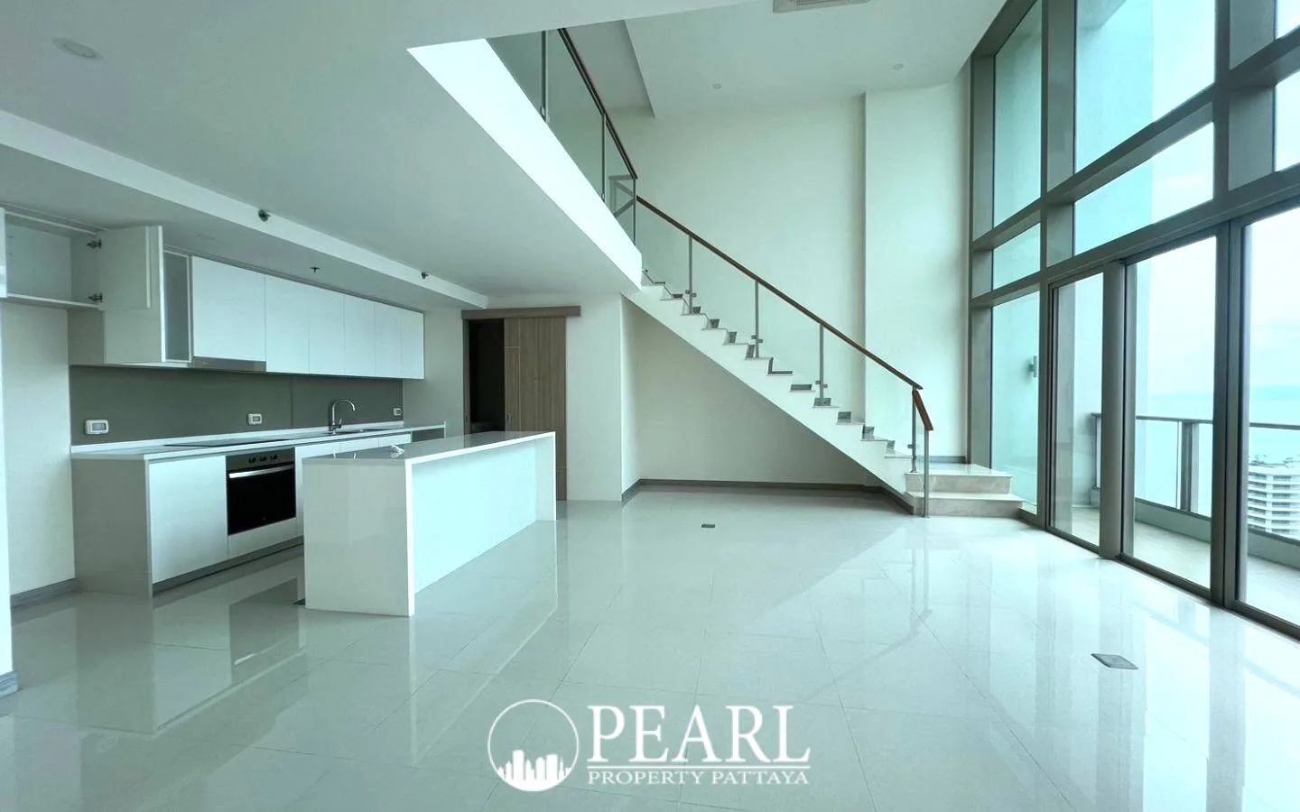 5 Bedroom Condo for Sale in The Riviera Jomtien master bedroom with ensuite bathroom