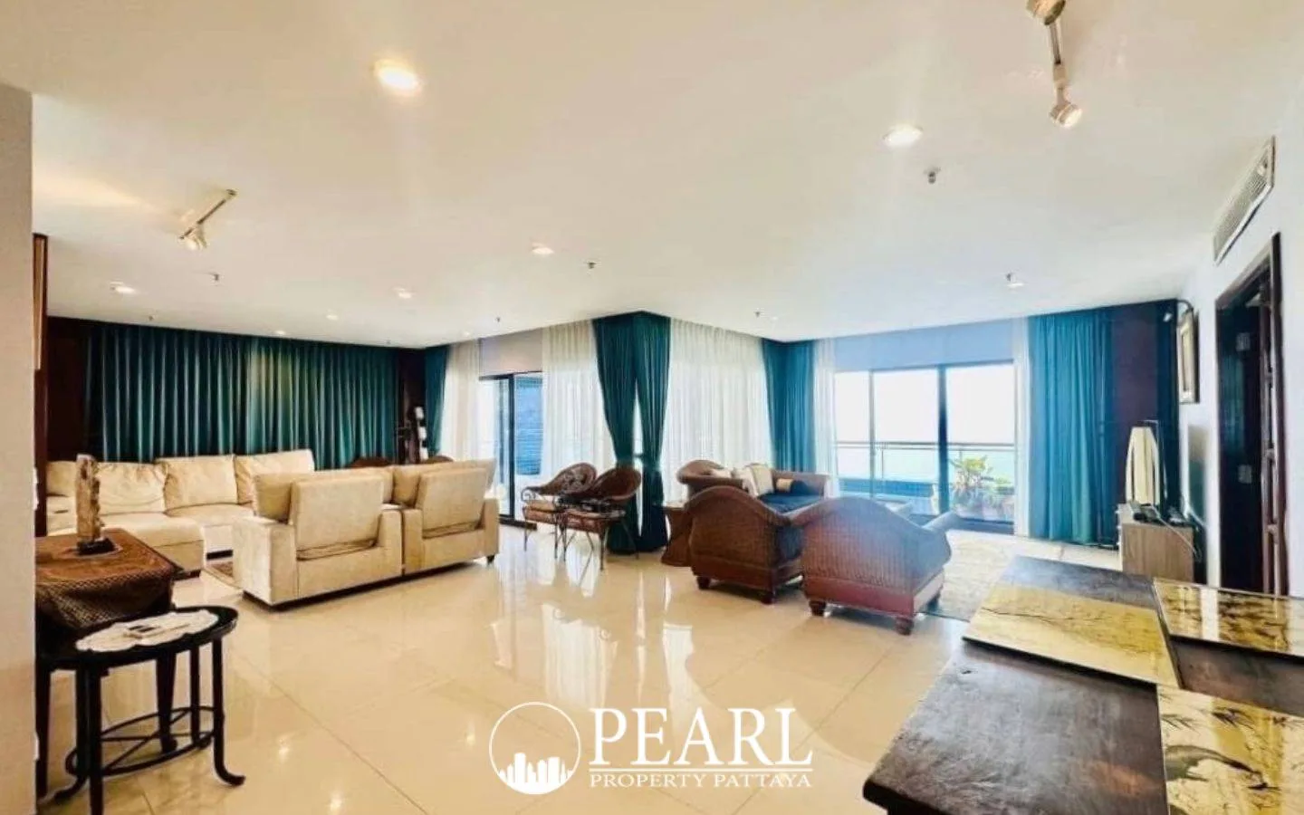 2 Bedroom Condo for Sale in Baan Haad Uthong Condominium second bedroom with twin beds