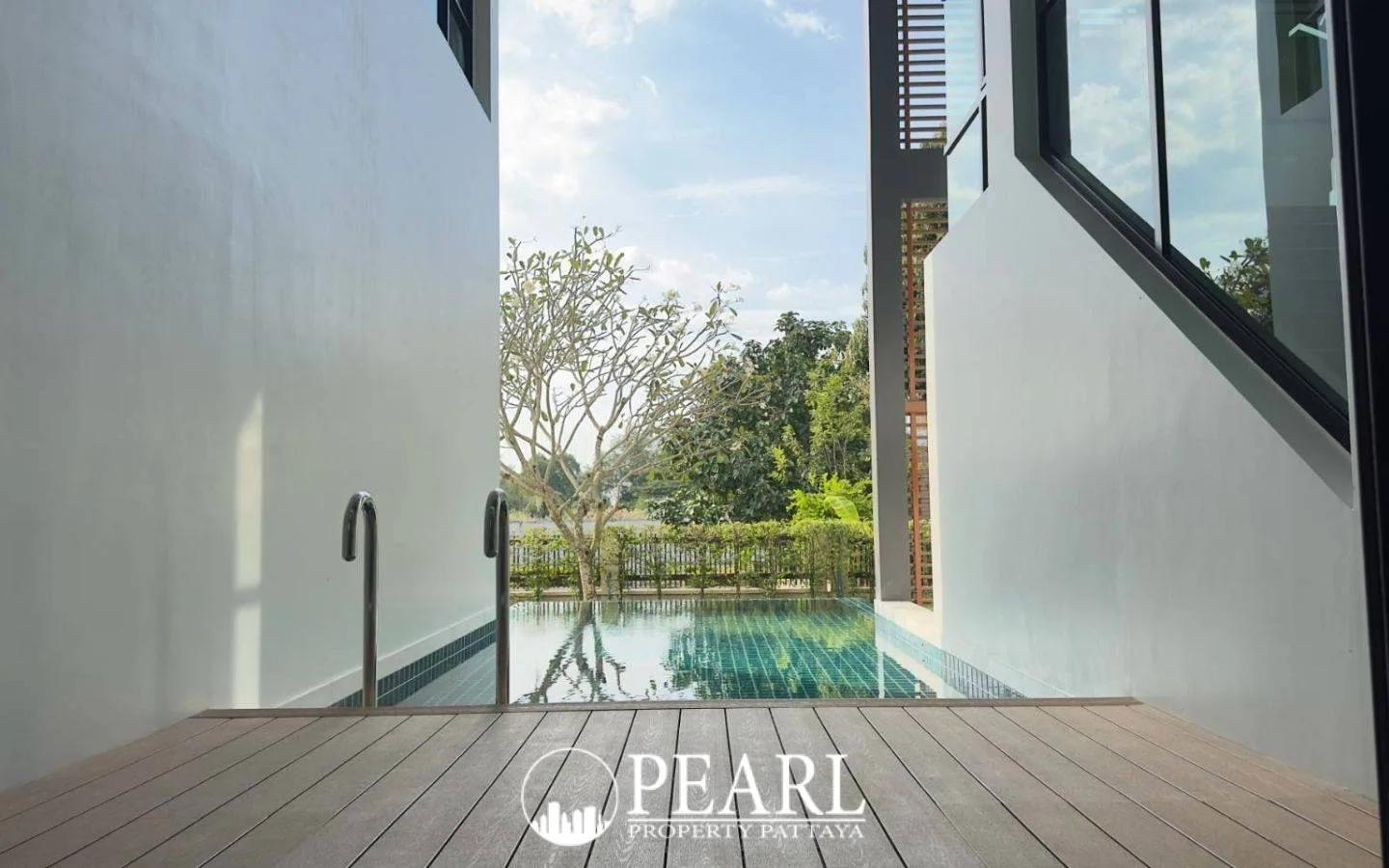 4 Bedroom House for Sale in Baan Talay modern kitchen with island