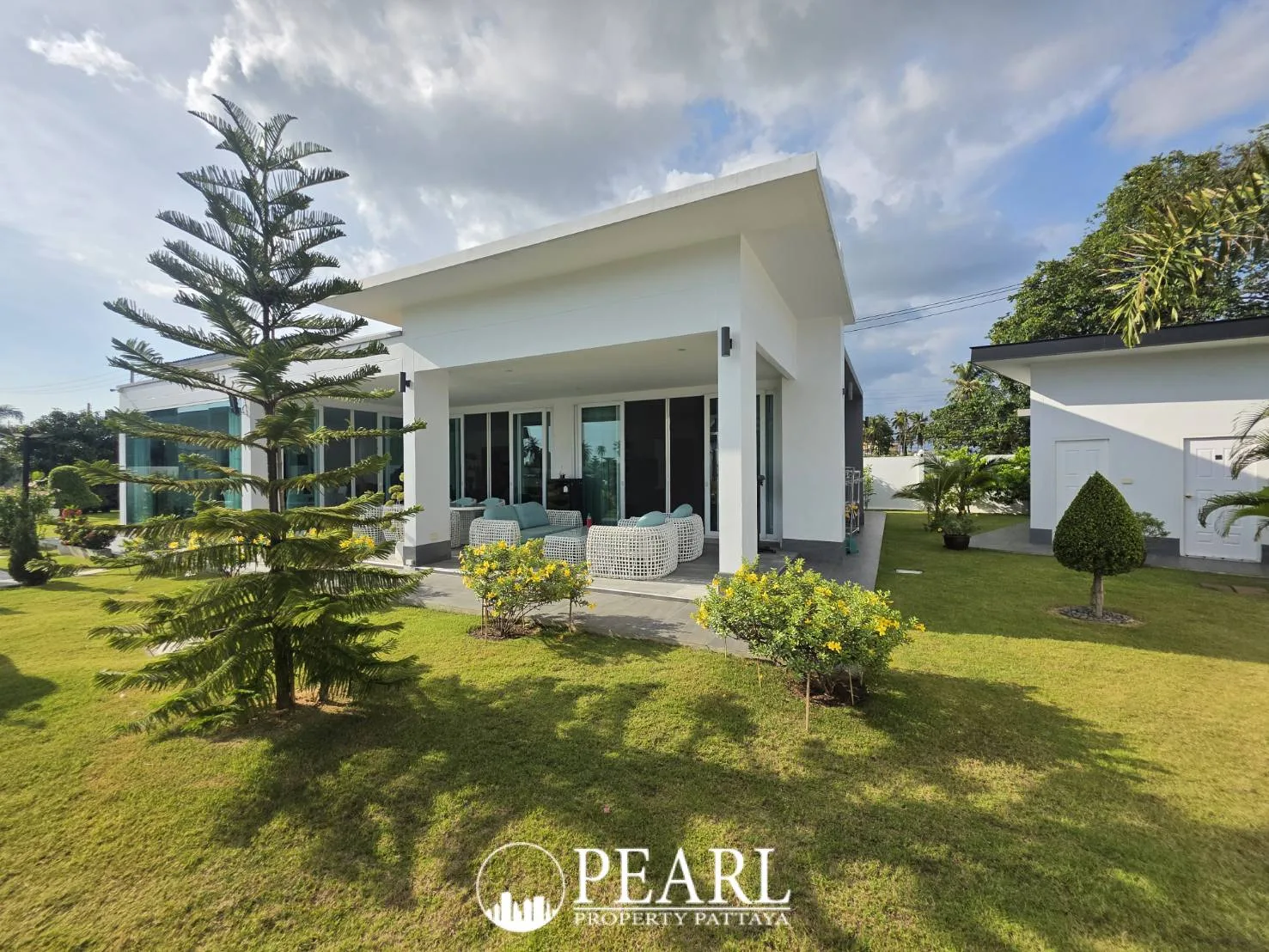 5 Bedroom House for Sale in East Pattaya modern kitchen