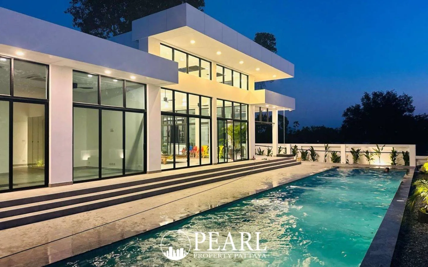 4 Bedroom House for Sale in Central Pattaya modern kitchen