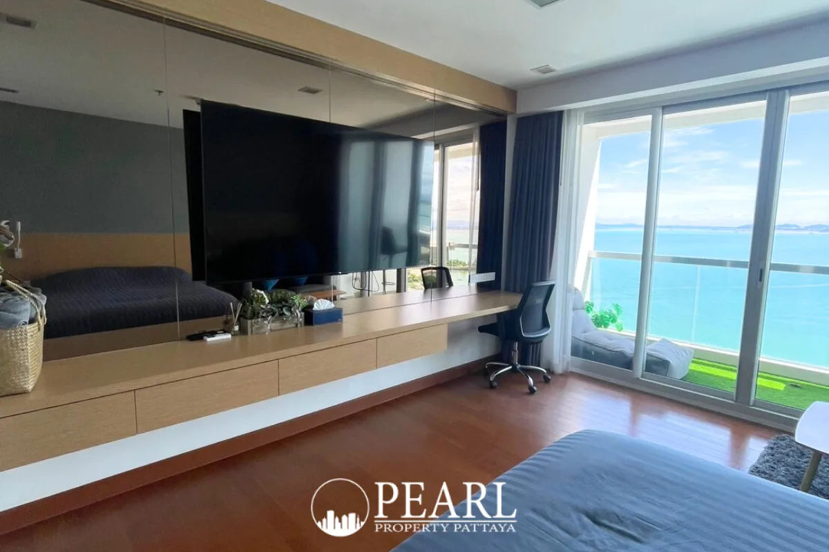 1 Bedroom Condo for Sale at Palm Wongamat spacious bedroom with king-size bed